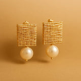 Brincos de Pérola em Fio Dourado Elegantes