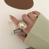 Anéis Dourados Modernos com Designs Variados