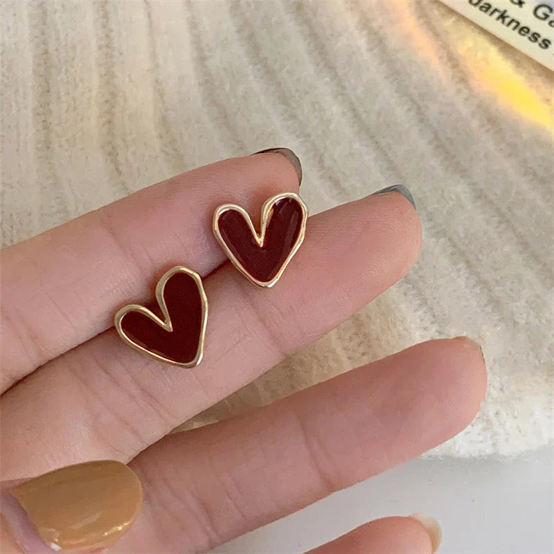 Brincos Coração Clássicos com Contorno Dourado