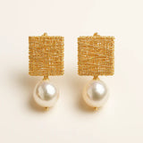 Brincos de Pérola em Fio Dourado Elegantes