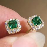 Brincos Dourados de Esmeralda Elegantes