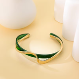 Pulseira Onda Dourada de Esmeralda Elegante