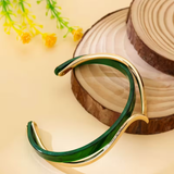Pulseira Onda Dourada de Esmeralda Elegante