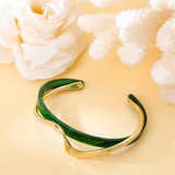 Pulseira Onda Dourada de Esmeralda Elegante