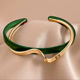 Pulseira Onda Dourada de Esmeralda Elegante