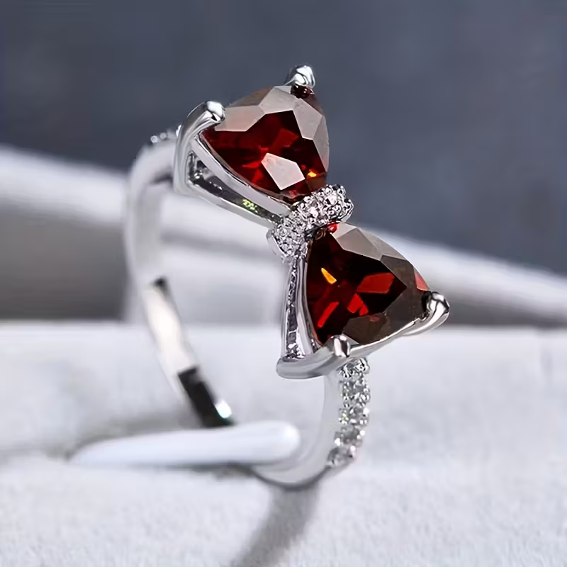 Anel Laço de Esmeralda Sofisticado