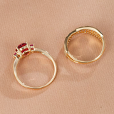 Conjunto de Dois Anéis Dourados de Pedra Preciosa